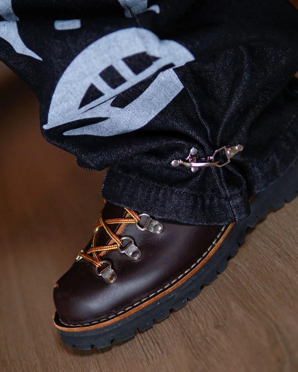 OZMNL iLustrado Clasp Buckle Pants